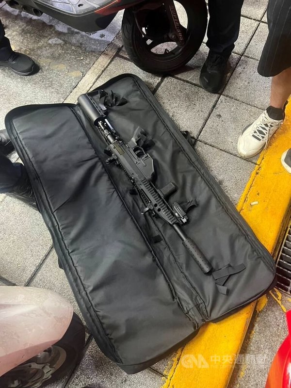 台北市文山區某更生機構天花板等處24日疑遭槍擊,警方獲報後組專案小組偵辦,案發後2小時內將涉案的姚姓男子逮捕送辦,並當場查獲1把空氣步槍。(翻攝畫面)中央社記者劉建邦傳真 113年5月25日