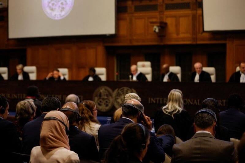 控方與辯方代表24日聽取聯合國最高法院國際法院裁定，國際法院要以色列立即停止在拉法軍事行動。（路透社）