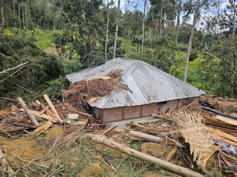 巴布亞紐幾內亞北部偏遠村莊房屋24日遭大規模山崩破壞。（Emmanuel Eralia via 路透社）