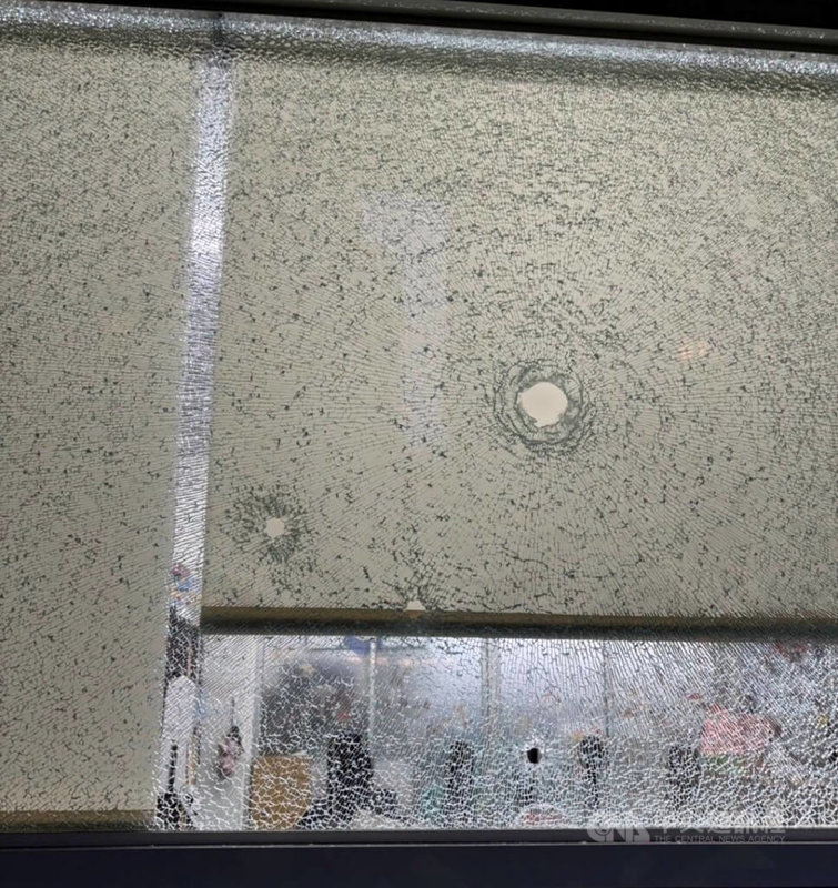 台北市文山區某更生機構的窗戶玻璃、天花板24日遭空氣步槍射擊，幸無人受傷。（翻攝畫面）中央社記者劉建邦傳真  113年5月25日