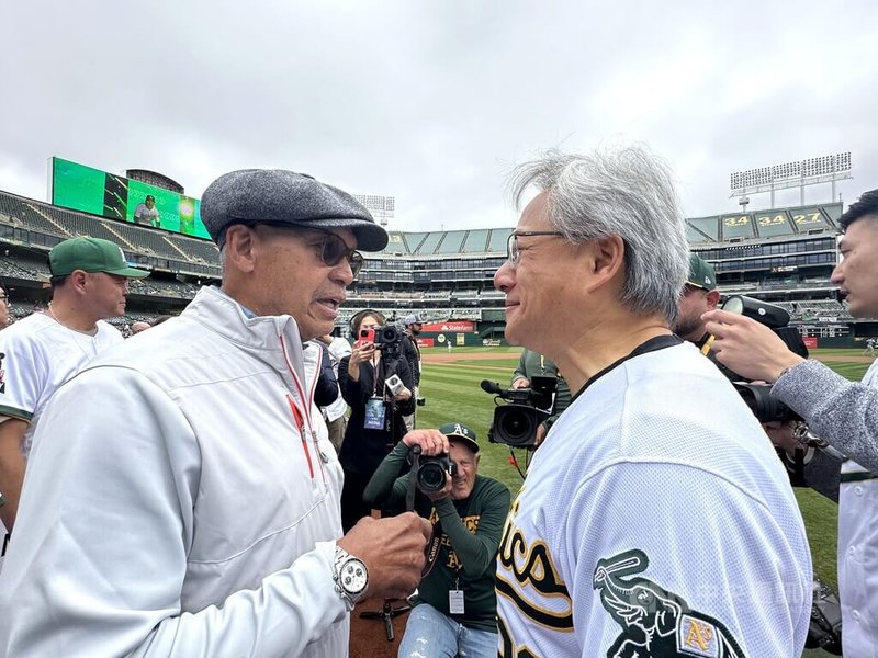 黃仁勳(右)在舊金山台灣日與入主美國國家棒球名人堂(National Baseball Hall of Fame)的傑克森(Reggie Jackson)寒暄。黃仁勳跟傑克森說,人生有起有伏,應該要像傑克森一樣努力不懈。中央社記者張欣瑜舊金山攝 113年5月26日