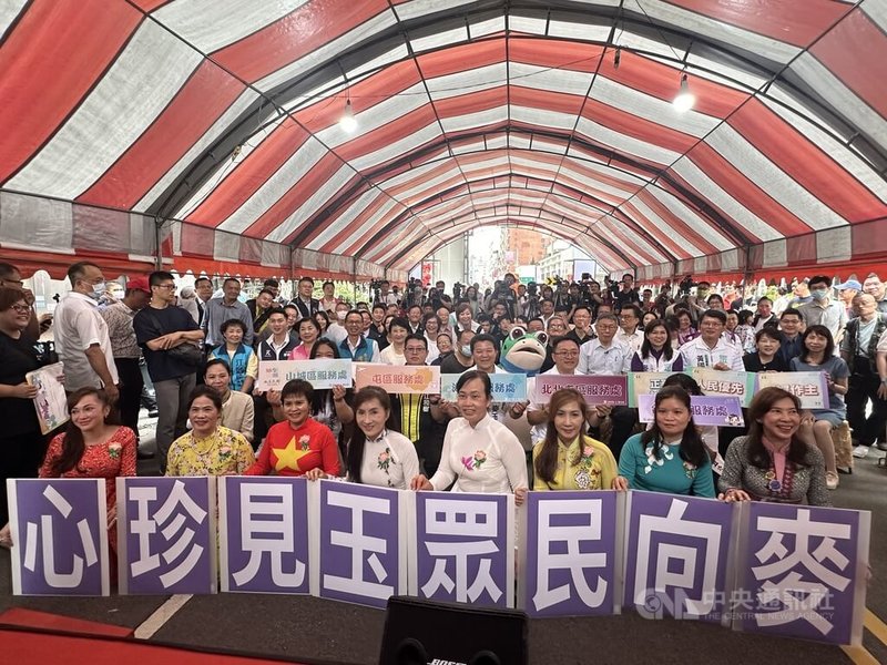 台灣民眾黨立委麥玉珍及台中市議員江和樹、陳清龍聯合服務處26日舉行揭牌典禮,由於麥玉珍為台灣首名出身越南的立委,典禮現場有許多新住民到場祝賀。中央社記者趙麗妍攝 113年5月26日