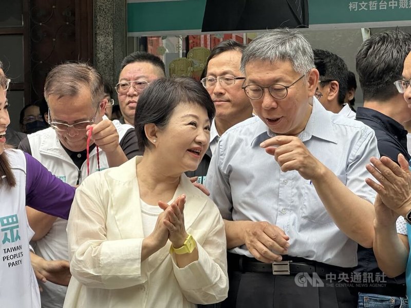 國民黨籍的台中市長盧秀燕(前左)26日出席台灣民眾黨台中聯合服務處揭牌活動,與民眾黨主席柯文哲(前右)互動熱絡。中央社記者趙麗妍攝 113年5月26日