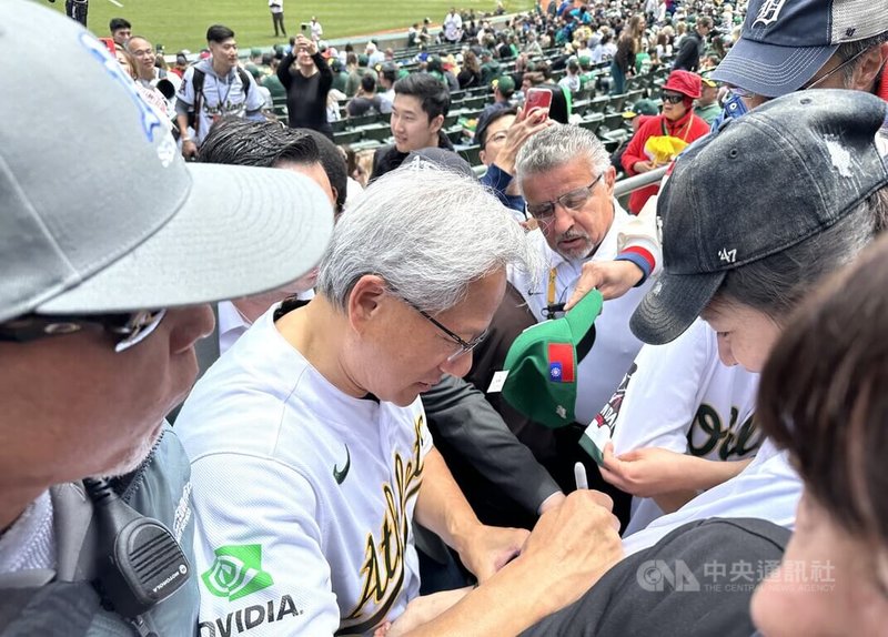 黃仁勳在舊金山台灣日前往台灣球迷區域,幫大家簽球帽、簽球衣,現場被擠得水洩不通。中央社記者張欣瑜舊金山攝 113年5月26日