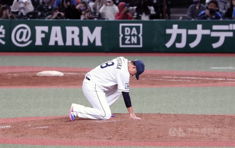 「平成怪物」松坂大輔2021年10月19日引退賽後單膝跪在投手丘，在掌聲中帶著笑容退場。（中央社檔案照片）