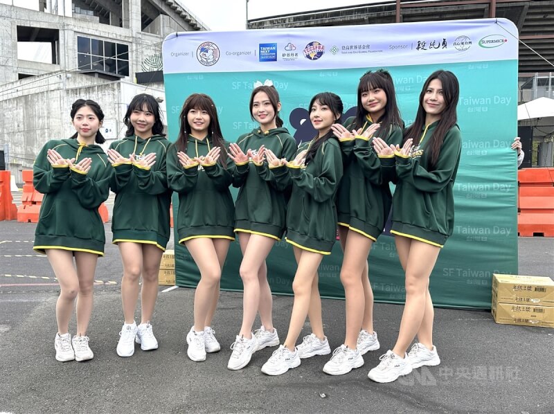 台鋼雄鷹啦啦隊Wing Stars今天在奧克蘭運動家球場舉行的「台灣日」活動演出,讓球迷體驗台灣特有的啦啦隊文化。中央社記者張欣瑜舊金山攝 113年5月26日