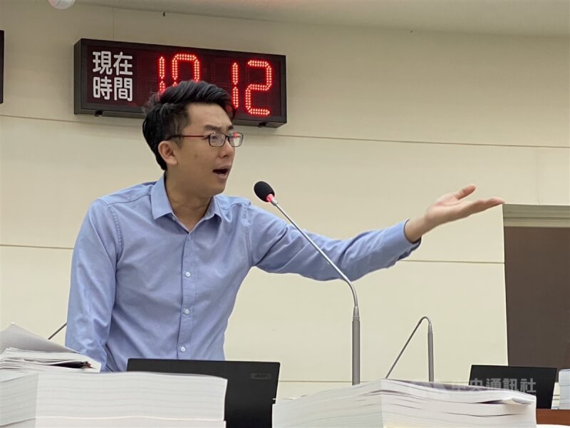 新竹市議員劉崇顯26日宣布已正式加入民進黨，讓新竹市議會民進黨團從原本8席，變成9席。（中央社檔案照片）