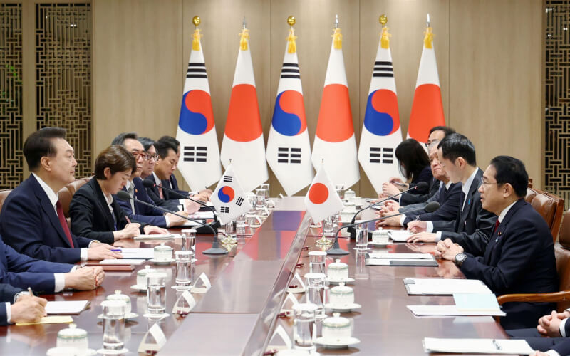 韓國總統尹錫悅（前左）與日本首相岸田文雄（前右）26日下午舉行會談。（共同社）