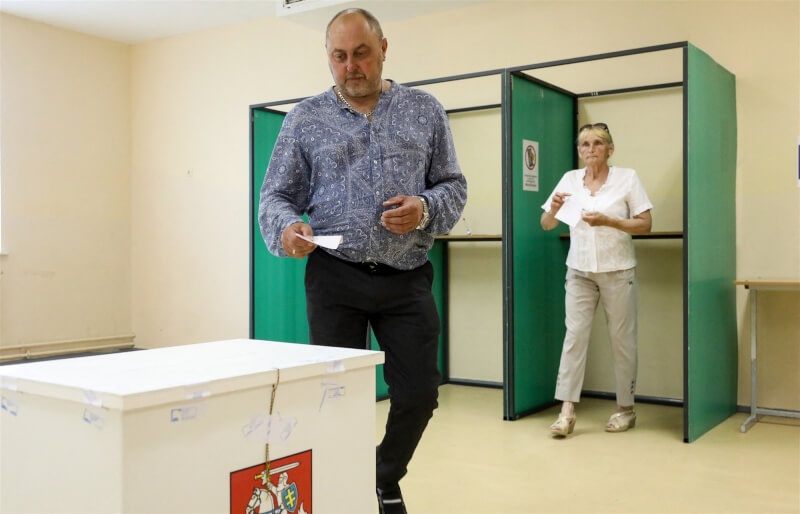 立陶宛選民在維爾紐斯的一間投票所投票。（法新社）
