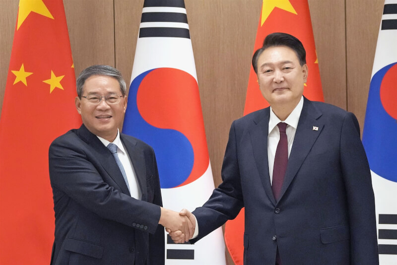 中國國務院總理李強（左）26日在首爾與韓國總統尹錫悅會談。（共同社）