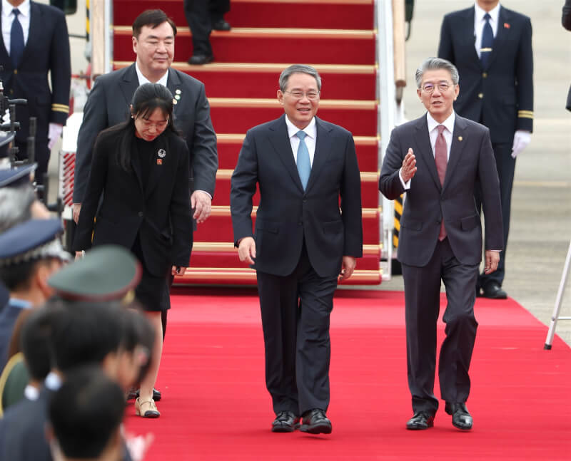 中國國務院總理李強（右2）26日乘坐包機抵達首爾，準備出席中日韓領導人會議。（韓聯社）