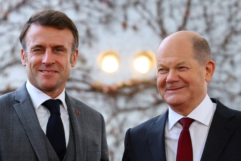 法國總統馬克宏（左）與德國總理蕭茲（右）2023年11月間出席在德國柏林總理府舉行的「非洲契約」投資峰會。（路透社）