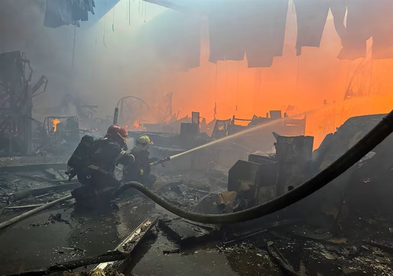 俄羅斯25日空襲烏克蘭哈爾科夫一間賣場，消防員滅火搶救。（路透社）