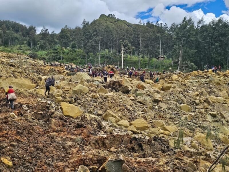 巴布亞紐幾內亞北部24日發生大規模山崩。（Emmanuel Eralia via 路透社）