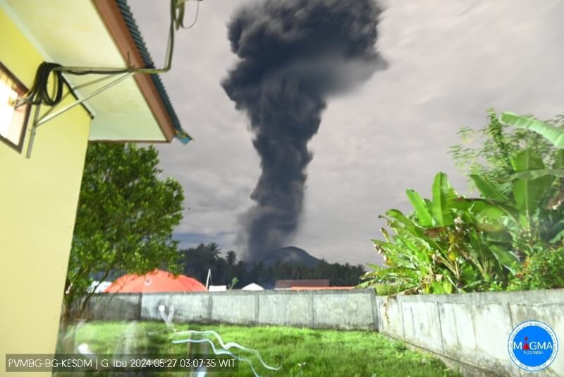 印尼東部哈馬赫拉島伊布火山27日再度爆發。（圖取自x.com/PVMBG）