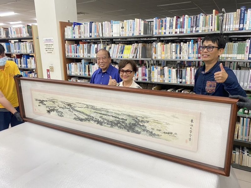 建築師陳其寬作品東海大學全景將移至台南市美術館展出,陳其寬夫人林芙美(中)、東海創意學院院長許和捷(右)與陳其寬畫作合照。(東海大學提供)中央社記者趙麗妍傳真 113年5月27日