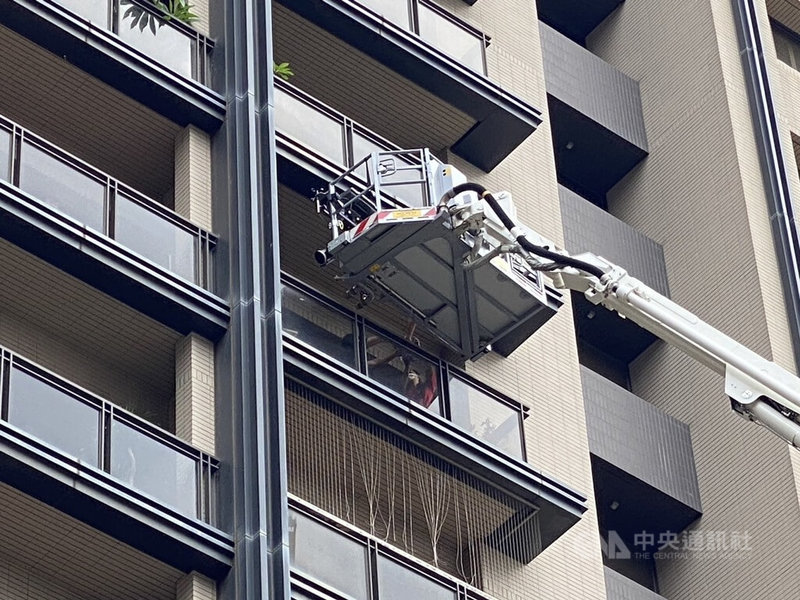 新竹市消防局27日說,失火集合式住宅包括頂樓及各棟住戶仍有人待救,由於冒煙狀況都在樓梯間,建議住戶就地避難。中央社記者魯鋼駿攝 113年5月27日