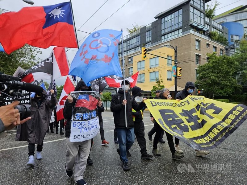一年一度溫哥華紀念六四「民主行」活動，今年充滿濃濃的台灣元素，眾人在悼念六四、譴責中共暴政之時，特別呼籲台灣莫讓中共操弄，失了自由人權。中央社記者程愛芬溫哥華攝 113年5月27日