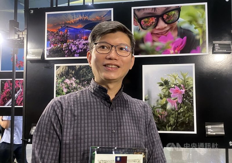 新北市萬金杜鵑攝影展即日起至6月7日在市府大廳展出,特別獎得主鄭憶南以「風雨杜鵑」(右下)為題,捕捉到杜鵑面對水珠的瞬間畫面,象徵迎向風雨的堅韌,藉此向默默付出的花農致敬。中央社記者黃旭昇新北市攝 113年5月27日