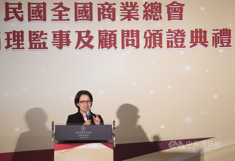 副總統蕭美琴(圖)27日晚間在台北出席「全國商業總會第12屆理監事及顧問授證典禮」,致詞時恭喜理事長許舒博高票連任第12屆理事長,繼續帶領商總往下一個階段邁進。中央社記者趙世勳攝 113年5月27日