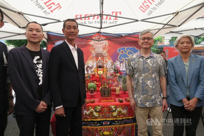 北港媽祖參加26日登場的紐約台灣巡禮文化藝術節，紐約州參議員曲怡文（右起）、駐紐約辦事處長李光章、北港朝天宮董事長蔡咏鍀、紐約華僑文教服務中心主任陳永豐合影。中央社記者尹俊傑紐約攝  113年5月27日