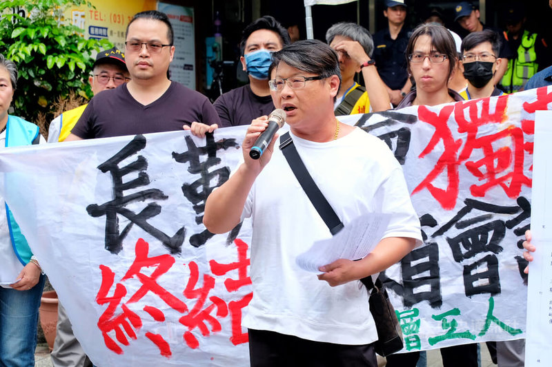 長榮航勤企業工會27日在桃園舉行會員大會,但有員工會前提出延長會議時間、表決採無記名投票及理事長直選3訴求,雙方無共識未成會。中央社記者吳睿騏桃園攝 113年5月27日