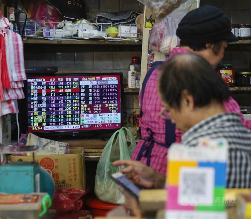 圖為台北市松江市場攤販播放財經股市相關新聞。（中央社檔案照片）