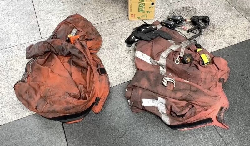 新竹市集合式住宅晴空匯26日深夜火警,消防員李詠真、周立鑫殉職,他們身上穿著的消防衣被焦油附著、濃煙燻黑。(民眾提供)中央社記者魯鋼駿傳真 113年5月27日