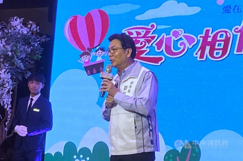 新北市副市長劉和然(右)27日穿著新的市府團隊背心出席活動,上面印有頭銜與名字。有官員說,新背心能凝聚團隊向心力,辦活動時提高民眾辨識度。中央社記者黃旭昇新北攝 113年5月27日
