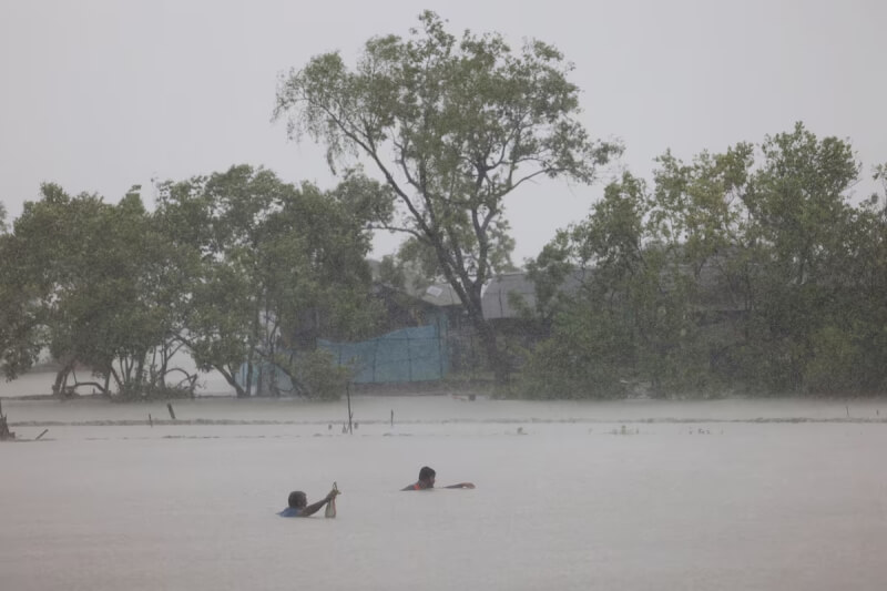 強烈氣旋雷馬爾27日侵襲孟加拉，薩特希拉地區一處養殖場淹大水。（路透社）