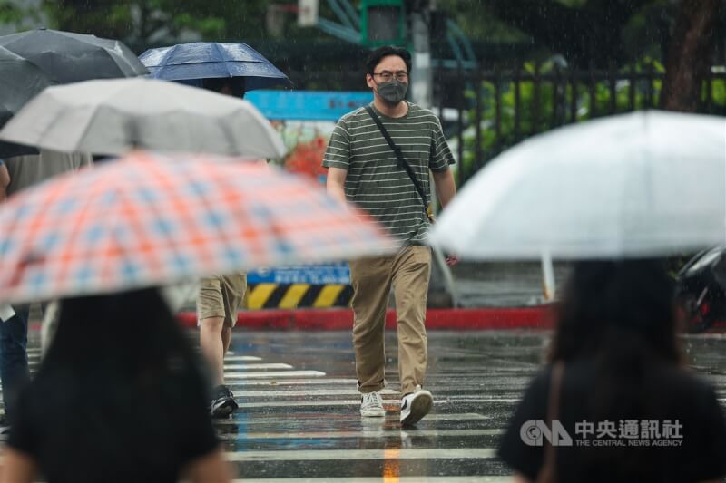 圖為27日午後中山區民眾未攜帶雨具，淋雨過馬路。中央社記者吳家昇攝 113年5月27日