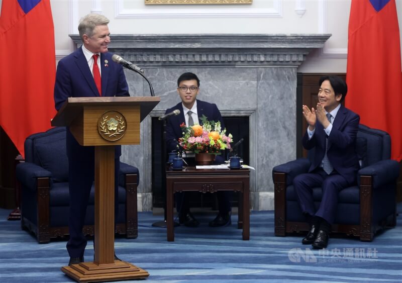 美國聯邦眾議院外交委員會主席麥考爾(Michael McCaul)(左)率跨黨派議員慶賀團訪台,27日晉見總統賴清德(右),麥考爾秀中文喊「我們愛台灣」,現場響起掌聲。中央社記者鄭傑文攝 113年5月27日
