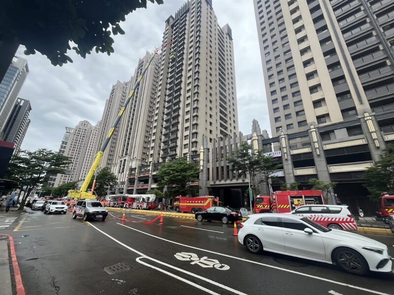 新竹市1棟集合式住宅晴空匯26日發生火警，造成2名消防員殉職。（新竹市消防局提供）