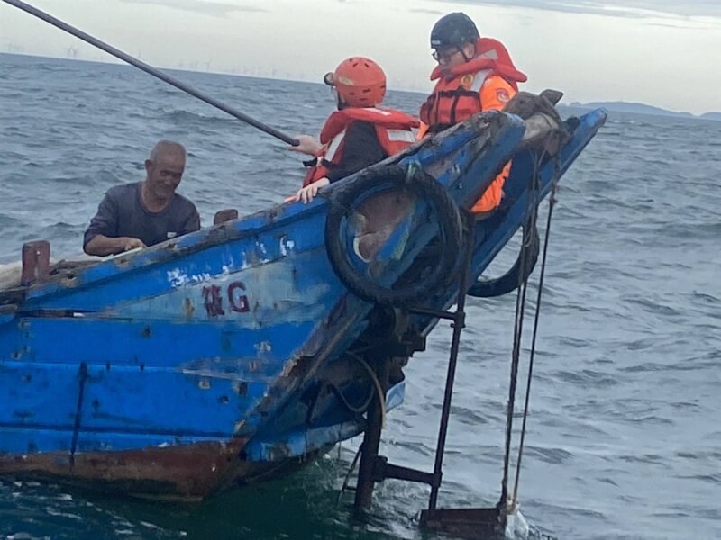 1艘中國漁船26日因故障誤闖連江縣莒光鄉周邊海域,馬祖海巡隊人員登船檢查,船上僅60多歲中國籍船長1人,基於人道互助精神協助救援,該船最後安全返回中國。(海巡署金馬澎分署提供)中央社記者潘欣彤傳真 113年5月27日