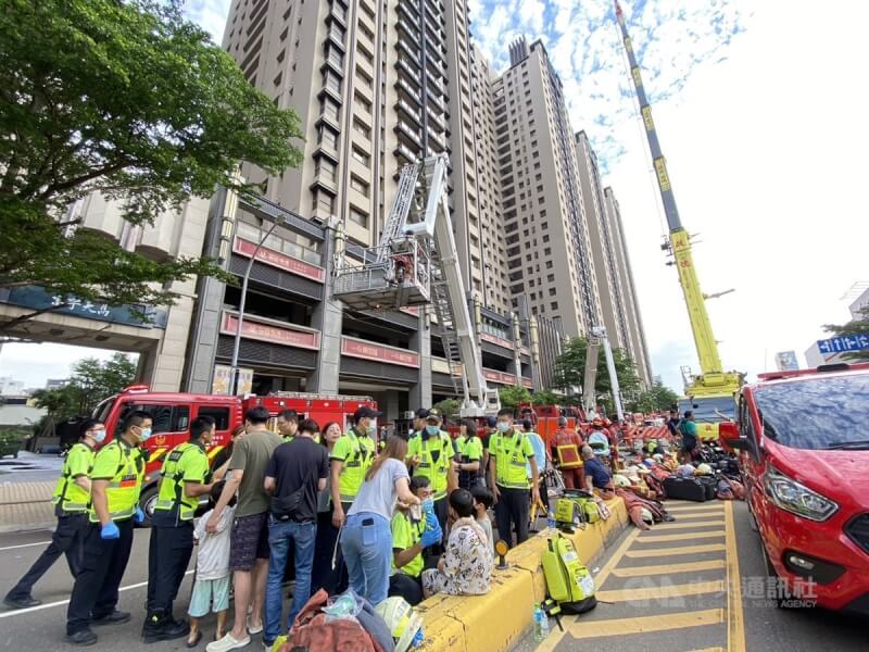 新竹市26日發生集合住宅火警造成2名消防員殉職,27日仍進行排煙作業。中央社記者魯鋼駿攝 113年5月27日