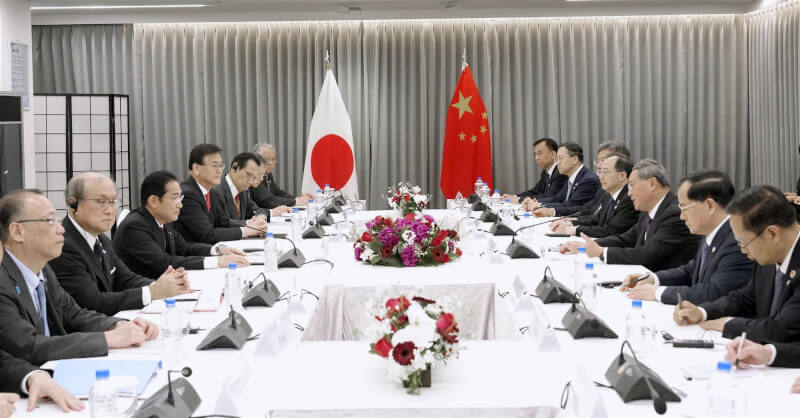 中國國務院總理李強（右3）26日與日本首相岸田文雄（左2）進行雙邊會談。（共同社）