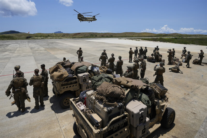 美國和菲律賓士兵6日準備在伊拜雅島機場登上美軍CH-47直升機，參加聯合軍事演習。（美聯社）