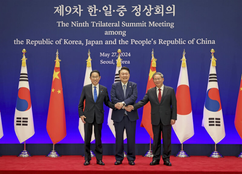 第9屆中日韓峰會27日於南韓首爾舉行。圖左起為日本首相岸田文雄、南韓總統尹錫悅及中國國務院總理李強。（共同社）
