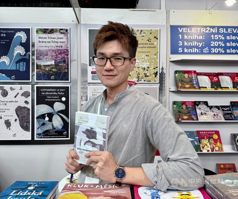 台灣作家謝凱特25日於布拉格國際書展，分享「我的蟻人父親」的創作經歷。中央社記者劉郁葶布拉格攝 113年5月27日