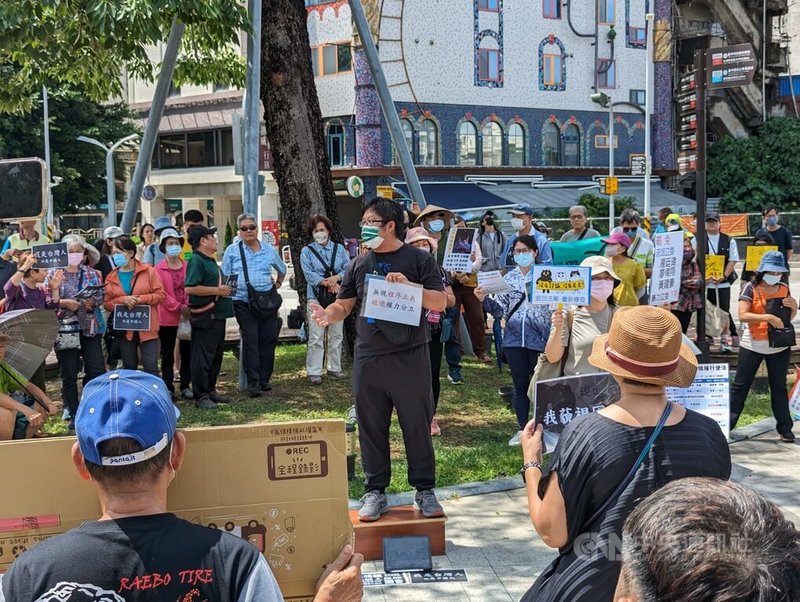 國會職權修法掀起立法院政黨攻防,有民團28日在台中發起「青鳥行動」抗議,台鐵台中站前吸引許多民眾到場響應,也有人站上肥皂箱宣講。中央社記者蘇木春攝 113年5月28日