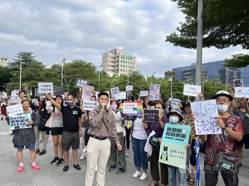 國會職權修法掀起立法院政黨攻防,28日台中市府前廣場有抗議民眾聚集,拿著標語站在台灣大道人行道上,向過往人車宣傳民主訴求。中央社記者郝雪卿攝 113年5月28日
