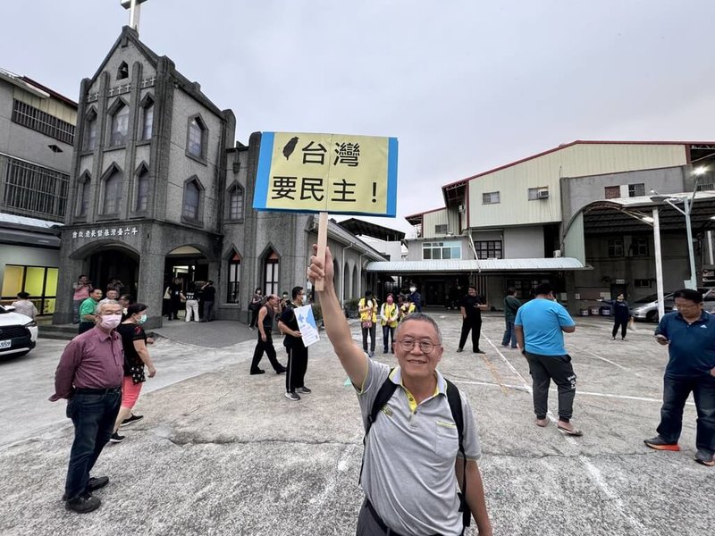 國會職權修法掀起立院政黨攻防，民間發起「青鳥行動」抗議，雲林縣張姓男子（圖）28日到台灣基督長老教會斗六教會參與活動，高舉「台灣要民主」標語，反對黑箱作業。  中央社記者姜宜菁攝  113年5月28日