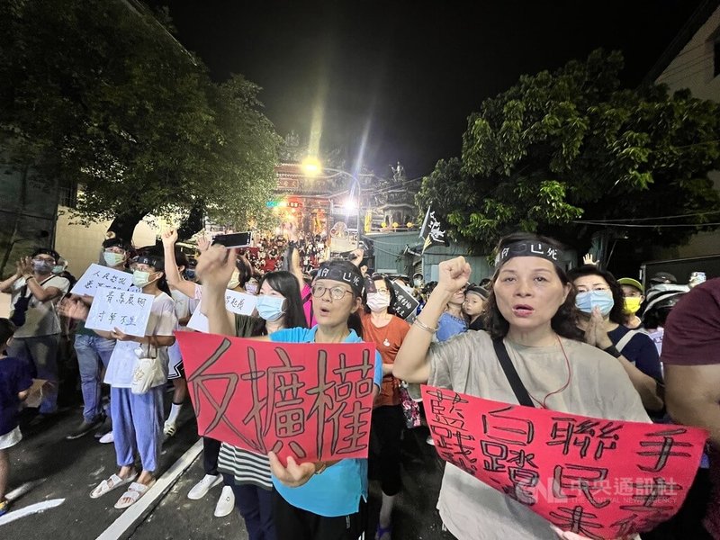 立法院會28日三讀修正通過立法院職權行使法部分條文,屏東群眾晚間響應民團發起的「青鳥行動」,頭戴「國會已死」標語在街頭遊行,沿路高喊「沒有討論、不是民主」。中央社記者李卉婷攝 113年5月28日