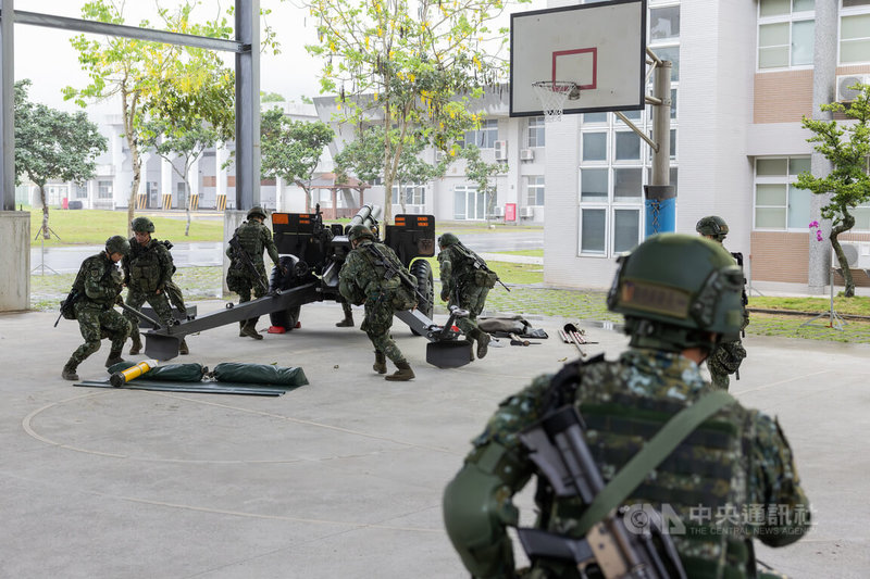 總統賴清德28日到花蓮復興北營區勗勉陸軍混合砲兵營，砲兵部隊實施聯合操作演練。中央社記者翁睿坤攝 113年5月28日