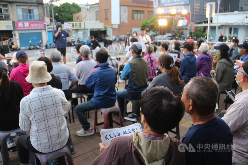 為反對國會修法擴權，民間團體發起「528全台青鳥行動」，其中苗栗站活動在竹南火車站前廣場舉行，吸引不少民眾自發性參與。中央社記者管瑞平攝  113年5月28日