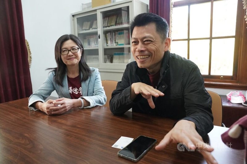 紀錄片「尋找湯德章」導演黃銘正(右)、連楨惠(左)日前接受中央社專訪表示,希望電影只是個起頭,透過鏡頭帶領觀眾拼湊出湯德章的人生與個性後,觀眾也會起心動念了解那段歷史。中央社記者徐肇昌攝 113年5月28日