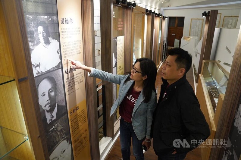 紀錄片「尋找湯德章」導演黃銘正(右)、連楨惠(左)參與多場映後座談,他們樂見觀眾被片中趣事逗笑,也難忘有觀眾哭到隱形眼睛不見。中央社記者徐肇昌攝 113年5月28日