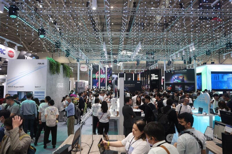 圖為去年台北國際電腦展COMPUTEX場內參觀人潮。（中央社檔案照片）