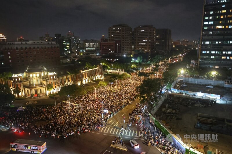 立法院會24日再度挑燈夜戰處理國會職權修法，場外關注人潮入夜持續增加，晚間9時主辦方稱現場人數達10萬人；中山南路半邊車道管制封閉，人流一路外溢到監察院所在的中山南、忠孝西路口。中央社記者王飛華攝 113年5月24日