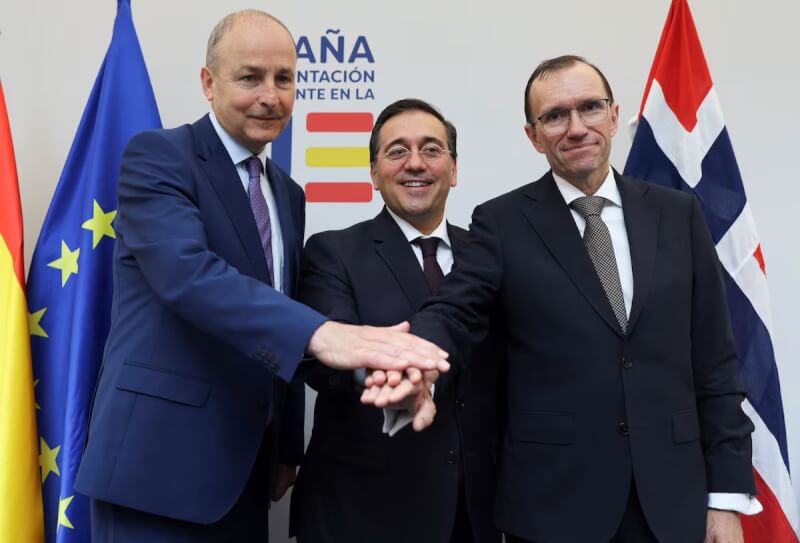 西班牙、挪威、愛爾蘭三國外交部長27日出席一場在比利時舉辦的記者會。（路透社）